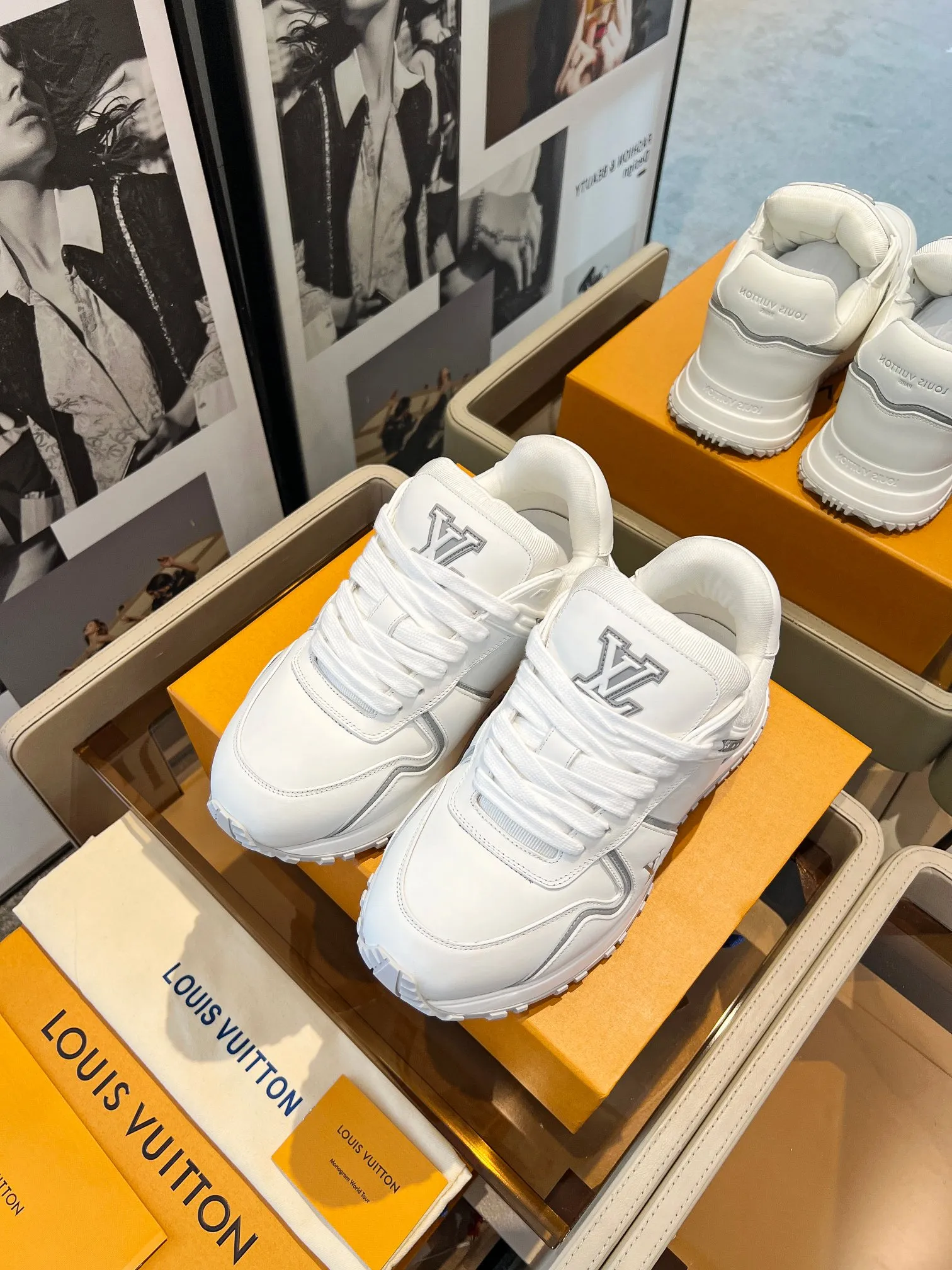 👟👟Ex-factory price 720👟👟 .LV Louis Vuitton's latest model, Phat Ding couple's thick-soled casual sneakers, original 1:1 production. Exquisite packaging at the counter [Celebration] ▪️Fabric: Original customized imported first-layer cowhide ▪️Inner lining: Customized breathable mesh ▪️Outsole: Original open-molded TPU combination outsole ▪️Sole thickness: 3.5CM ▪️Size: Women's 35-42/ Men's 39-46